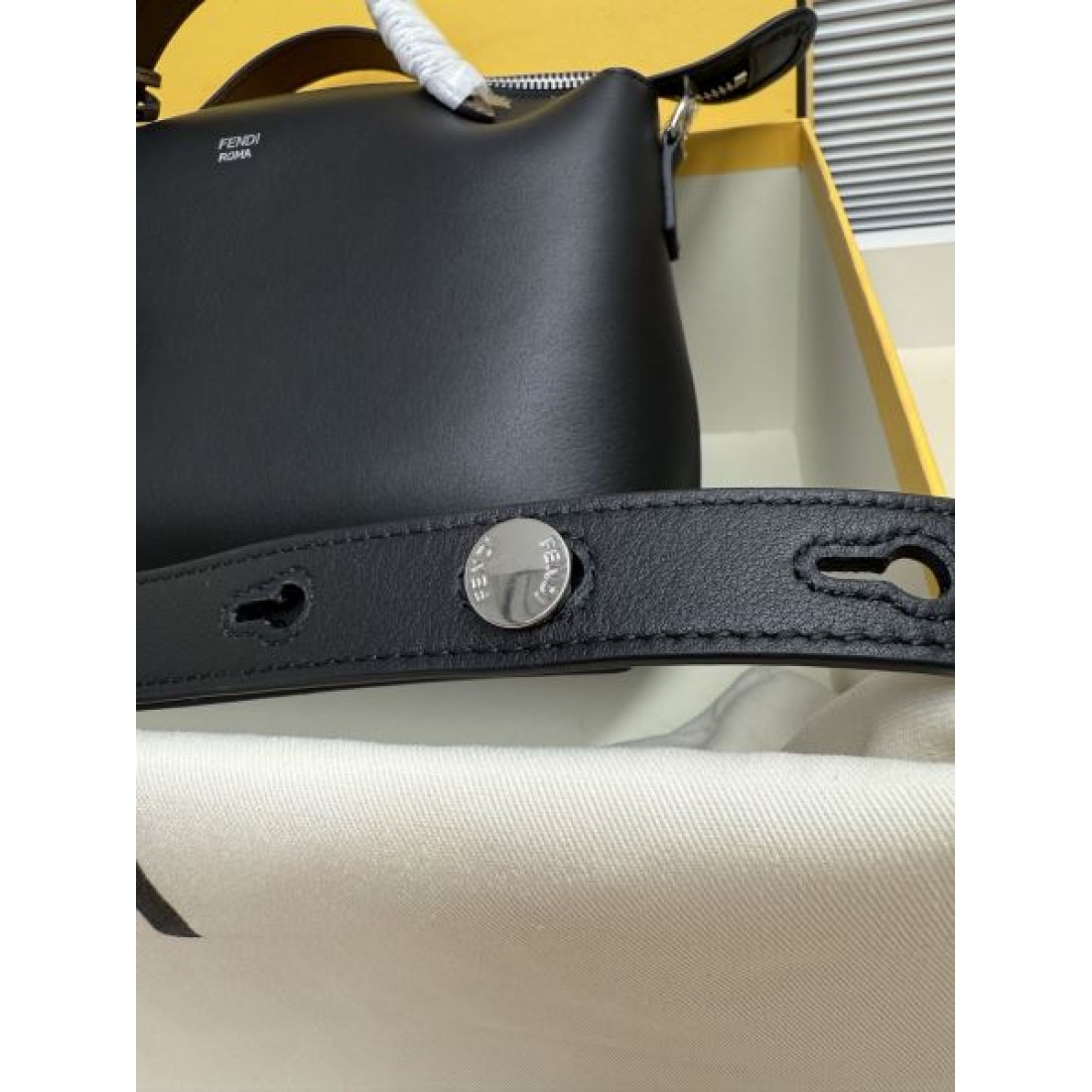 ミニマルフォルム ラグジュアリー感 おしゃれ見え タウンスタイル FENDI フェンディ コピー 2WAYバッグ 大人コーデ