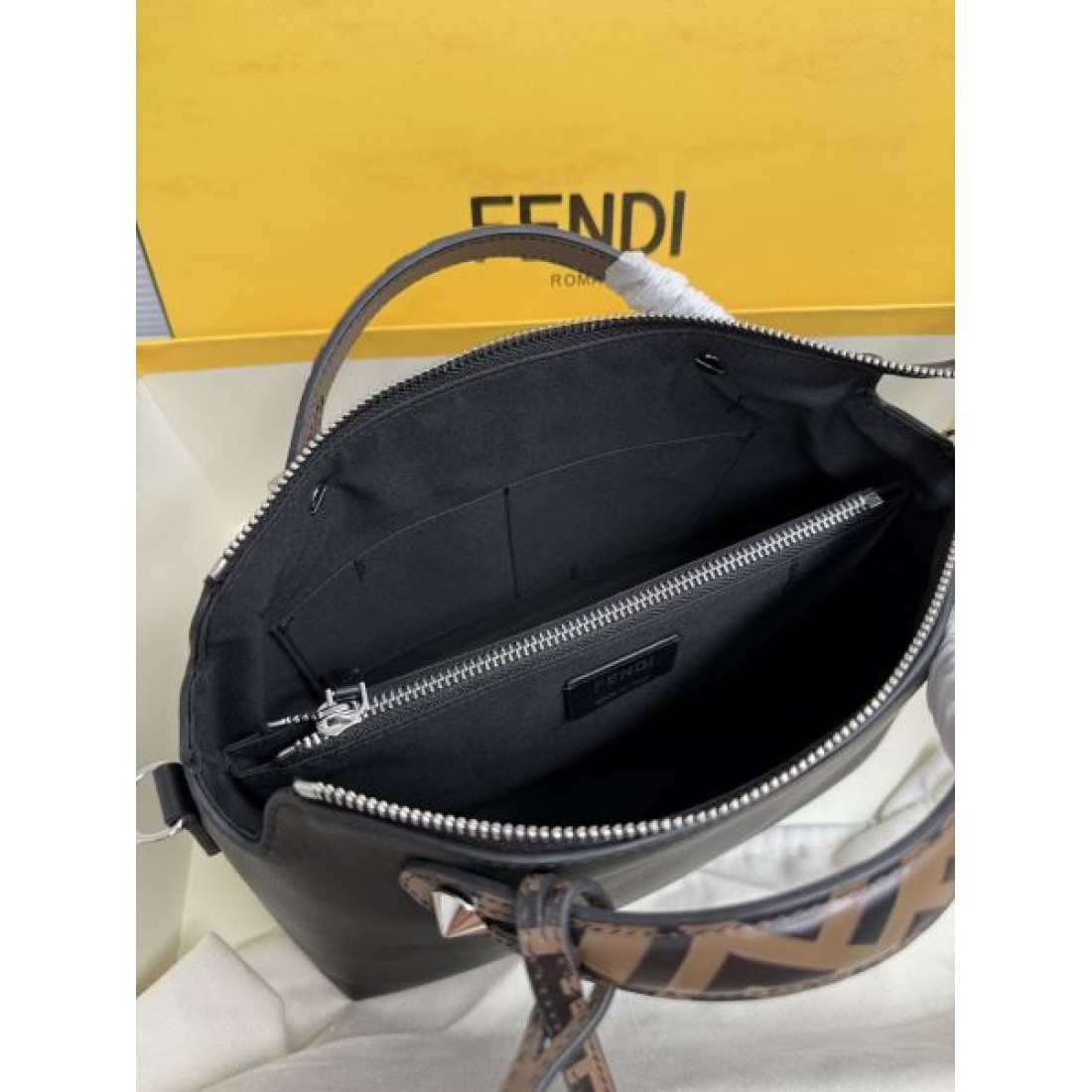 ミニマルフォルム ラグジュアリー感 おしゃれ見え タウンスタイル FENDI フェンディ コピー 2WAYバッグ 大人コーデ
