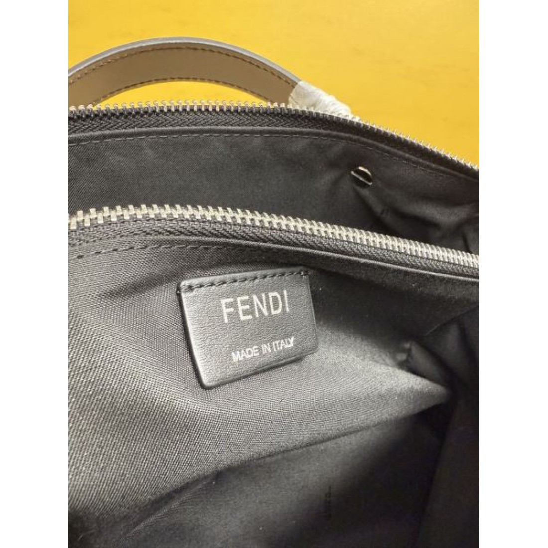 ミニマルフォルム ラグジュアリー感 おしゃれ見え タウンスタイル FENDI フェンディ コピー 2WAYバッグ 大人コーデ