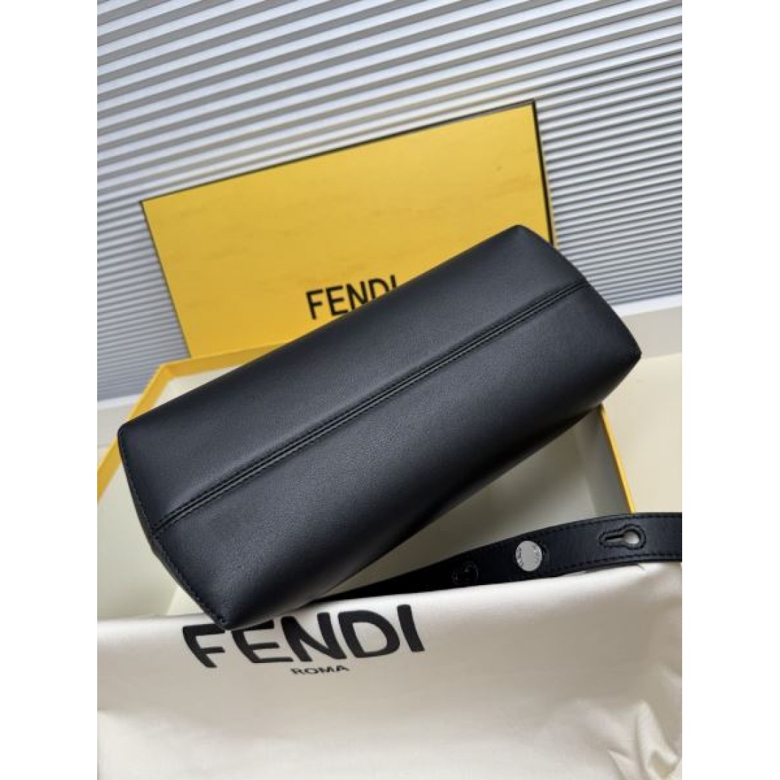 ミニマルフォルム ラグジュアリー感 おしゃれ見え タウンスタイル FENDI フェンディ コピー 2WAYバッグ 大人コーデ