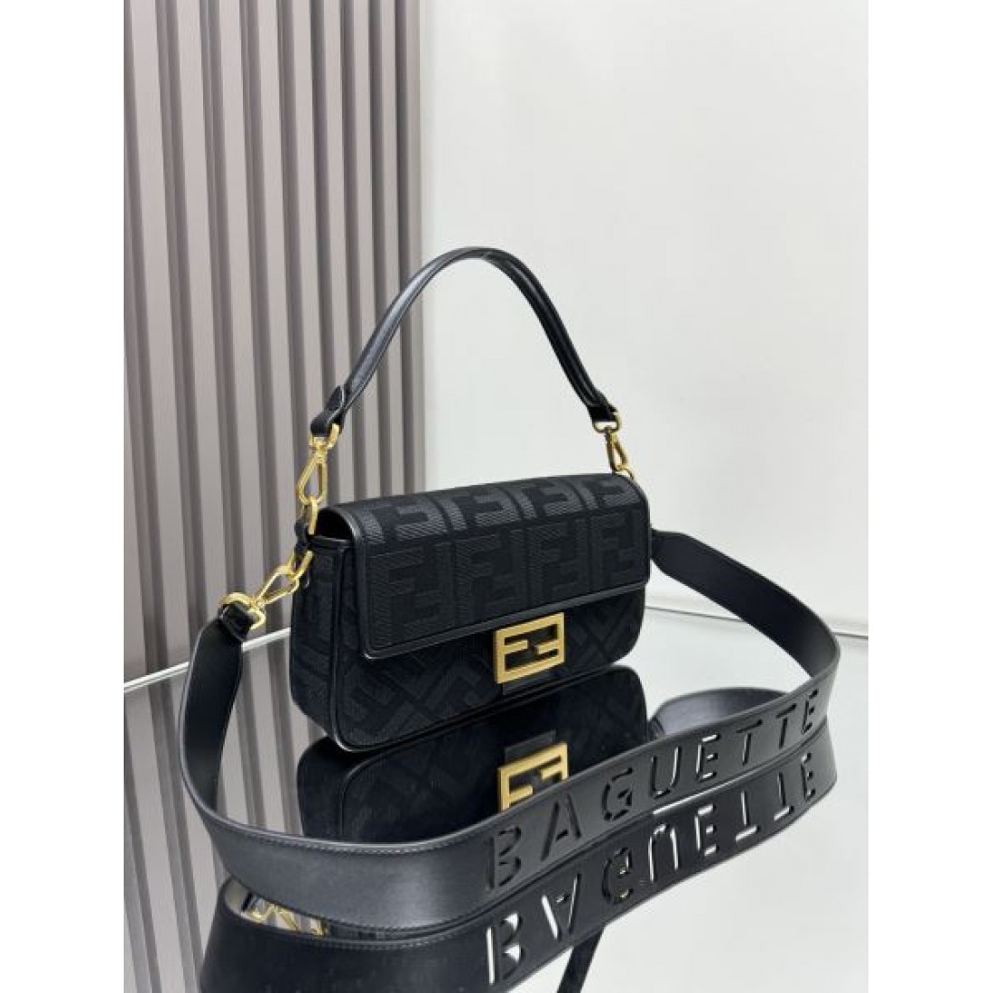 アイコニックデザイン モードスタイル おしゃれ見え 上品な装い FENDI フェンディ コピー ハンドバッグ タウンユース