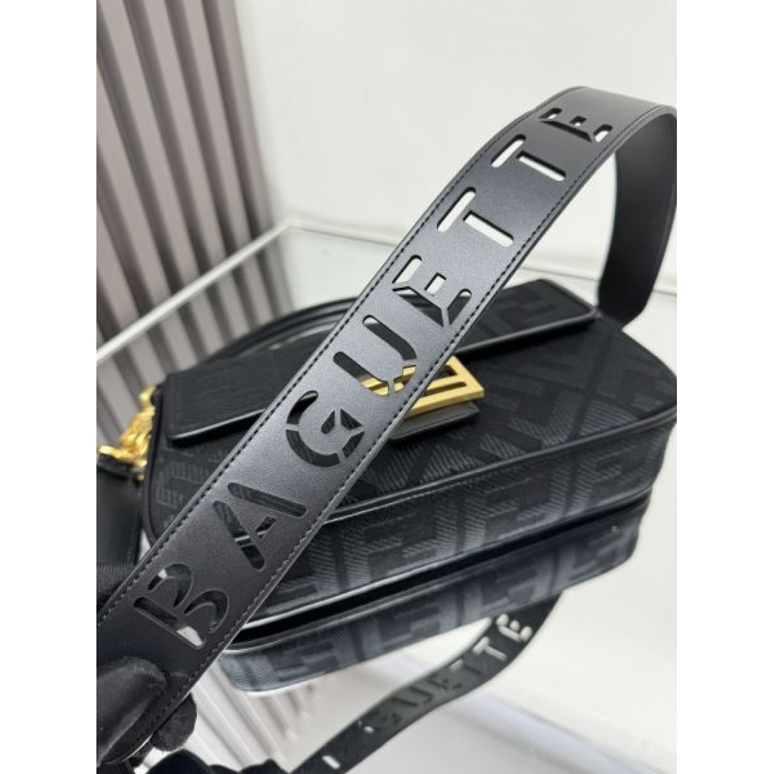 アイコニックデザイン モードスタイル おしゃれ見え 上品な装い FENDI フェンディ コピー ハンドバッグ タウンユース