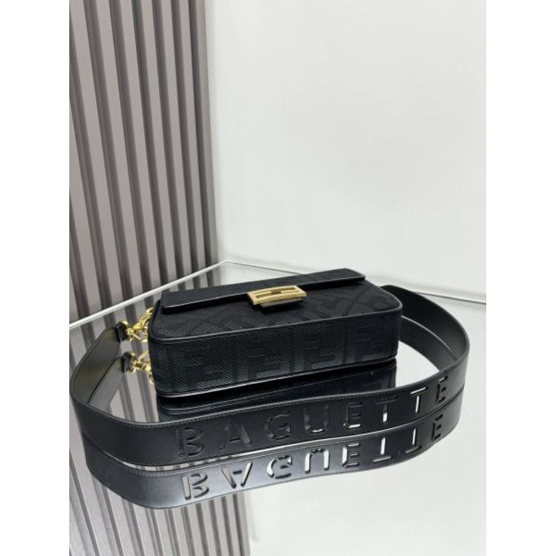 アイコニックデザイン モードスタイル おしゃれ見え 上品な装い FENDI フェンディ コピー ハンドバッグ タウンユース