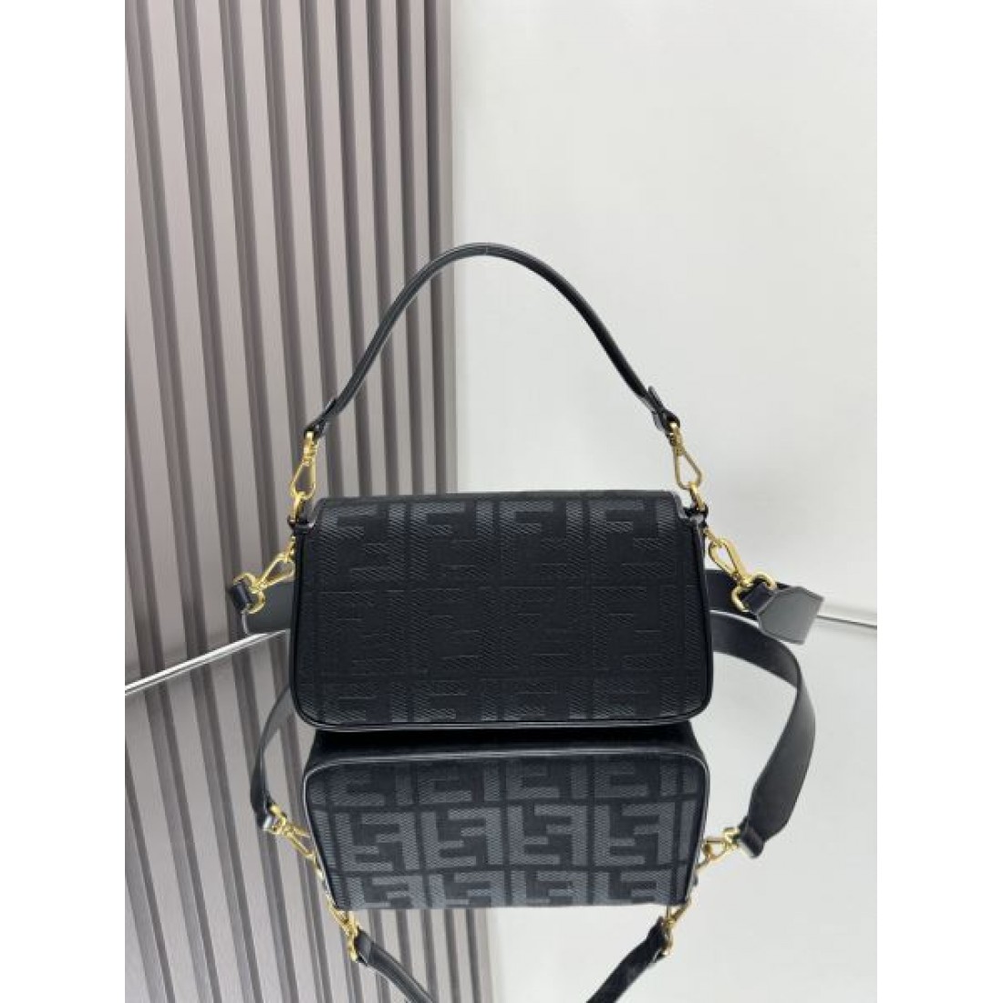 アイコニックデザイン モードスタイル おしゃれ見え 上品な装い FENDI フェンディ コピー ハンドバッグ タウンユース