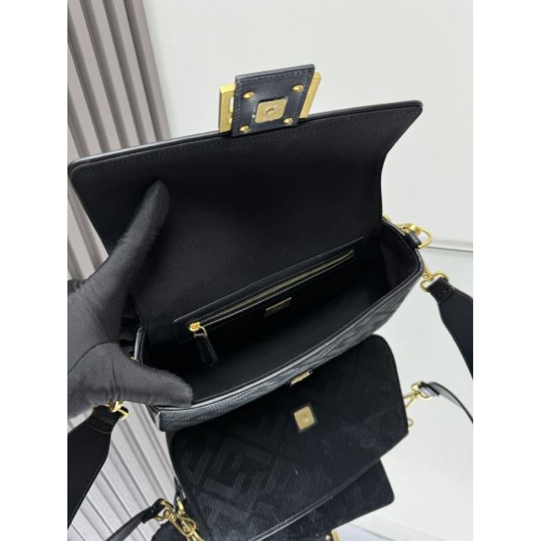 アイコニックデザイン モードスタイル おしゃれ見え 上品な装い FENDI フェンディ コピー ハンドバッグ タウンユース