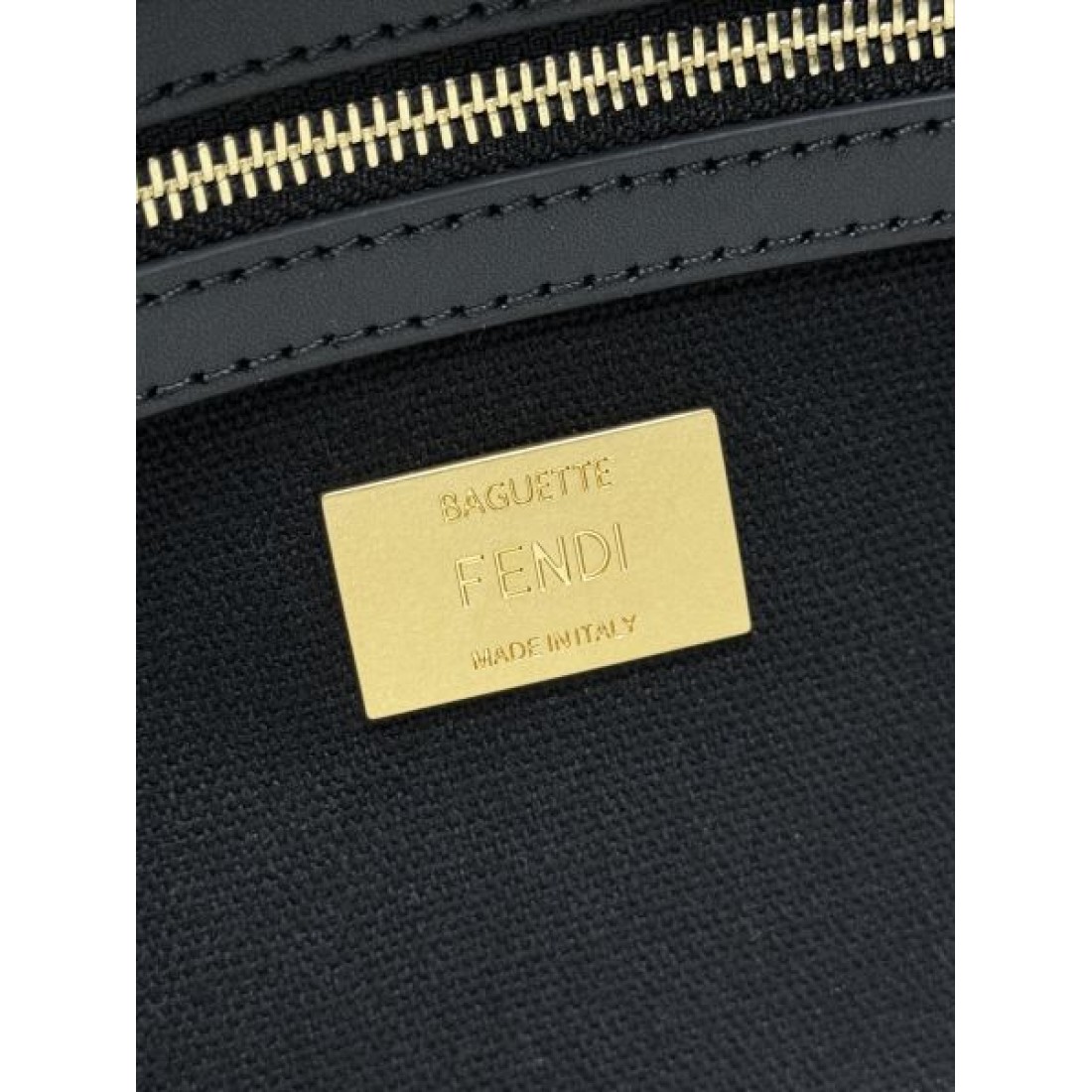 アイコニックデザイン モードスタイル おしゃれ見え 上品な装い FENDI フェンディ コピー ハンドバッグ タウンユース