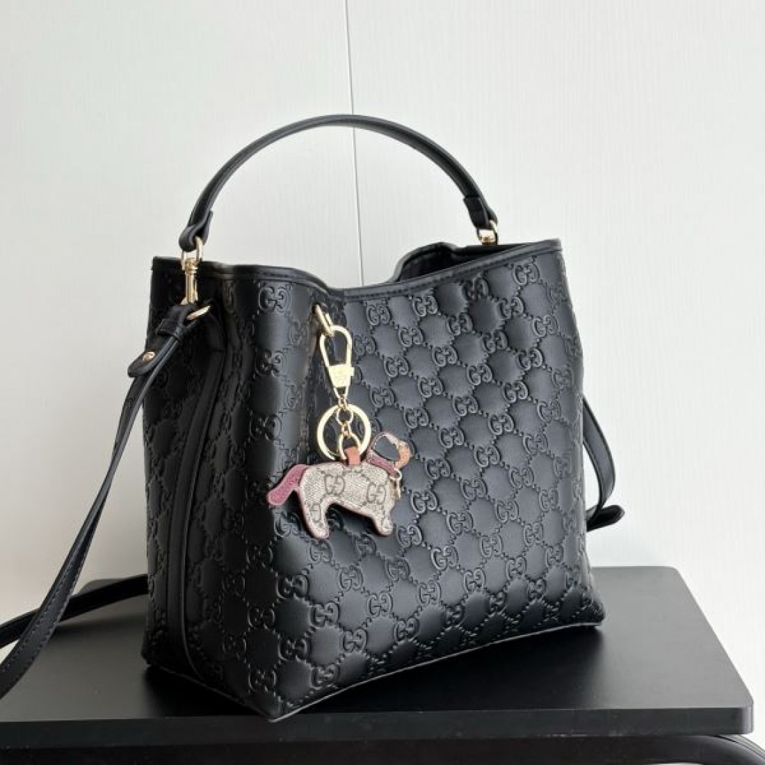 ハンドル付きワンショルダー 軽量見え 大人コーデに映える GUCCI グッチ コピー バッグ 斜め掛けOK 人気モデル