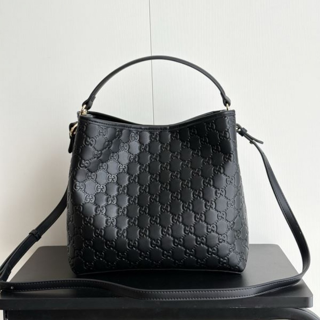 ハンドル付きワンショルダー 軽量見え 大人コーデに映える GUCCI グッチ コピー バッグ 斜め掛けOK 人気モデル