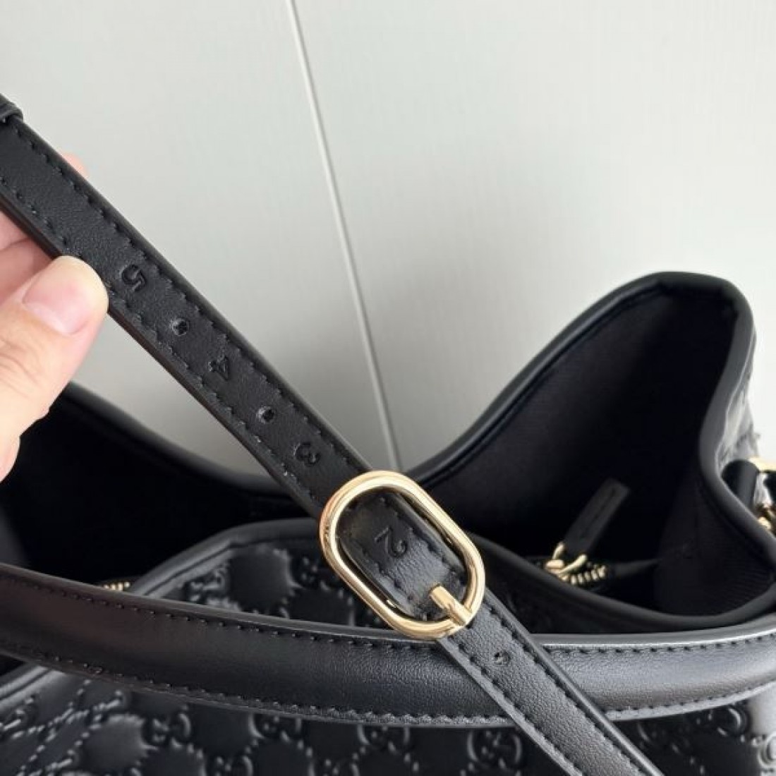 ハンドル付きワンショルダー 軽量見え 大人コーデに映える GUCCI グッチ コピー バッグ 斜め掛けOK 人気モデル