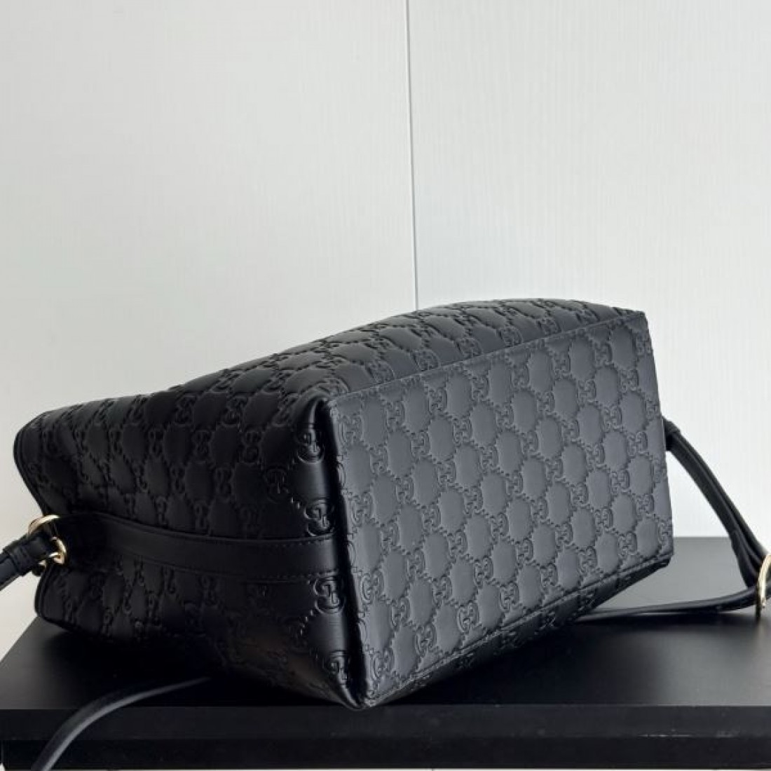 ハンドル付きワンショルダー 軽量見え 大人コーデに映える GUCCI グッチ コピー バッグ 斜め掛けOK 人気モデル