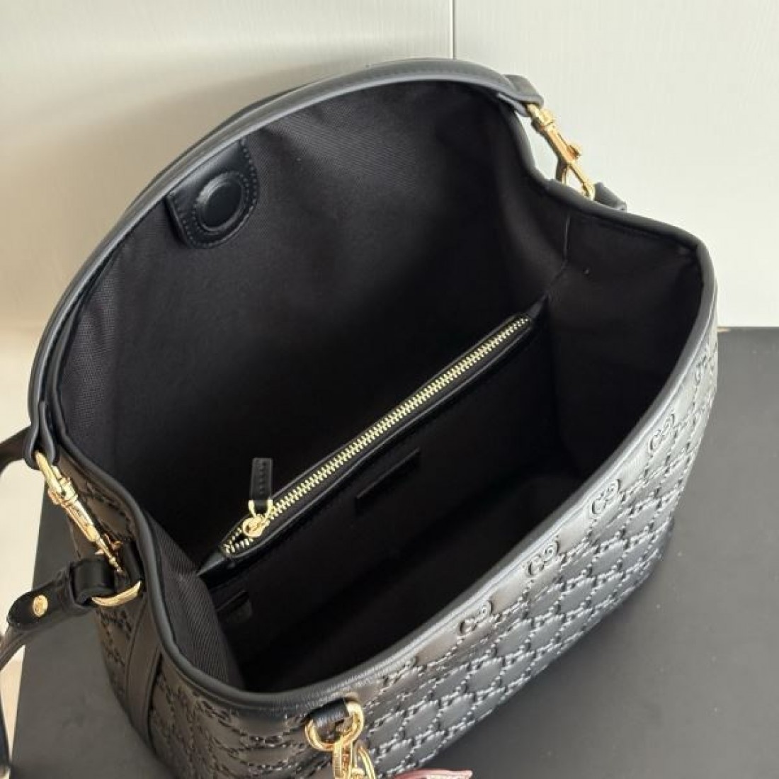 ハンドル付きワンショルダー 軽量見え 大人コーデに映える GUCCI グッチ コピー バッグ 斜め掛けOK 人気モデル