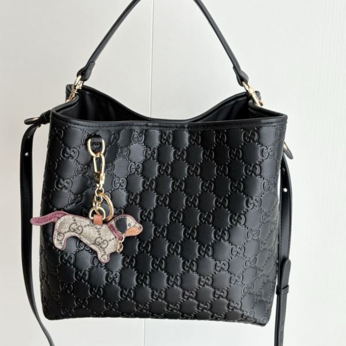 ハンドル付きワンショルダー 軽量見え 大人コーデに映える GUCCI グッチ コピー バッグ 斜め掛けOK 人気モデル