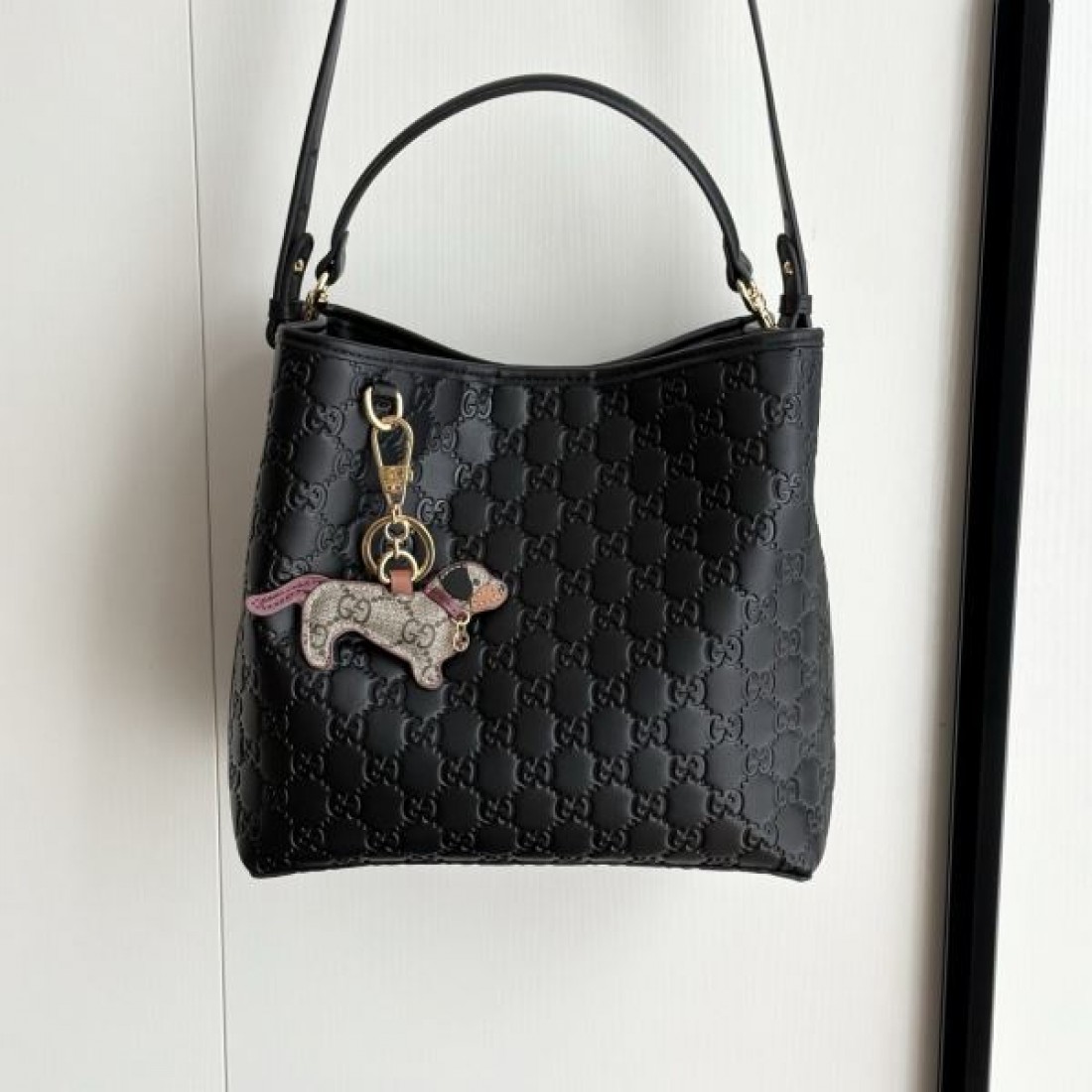ハンドル付きワンショルダー 軽量見え 大人コーデに映える GUCCI グッチ コピー バッグ 斜め掛けOK 人気モデル
