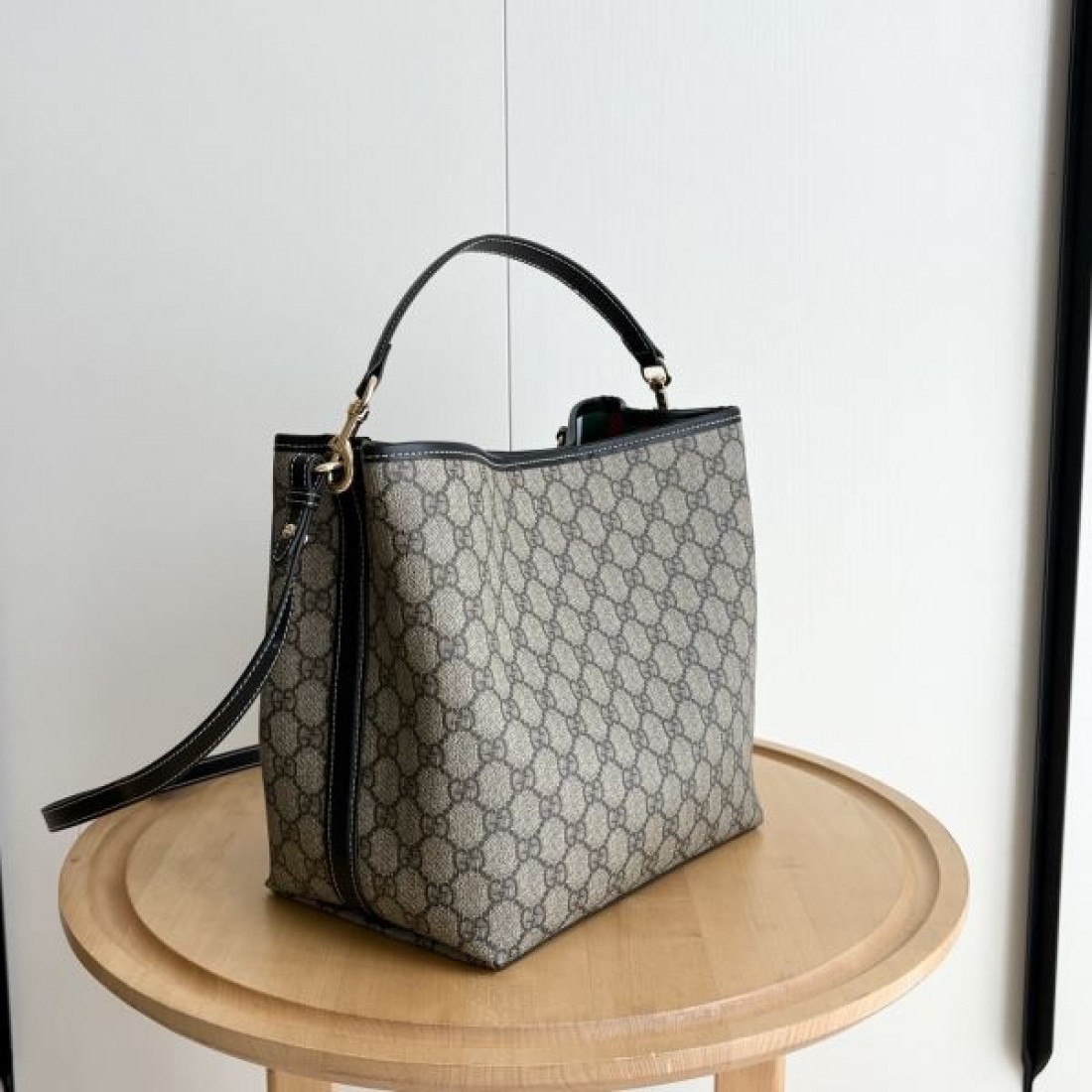 GG柄バッグ コンパクト大容量 バイカラー展開 GUCCI グッチ コピー バッグ 軽やかに持てる 大人カジュアル注目デザイン