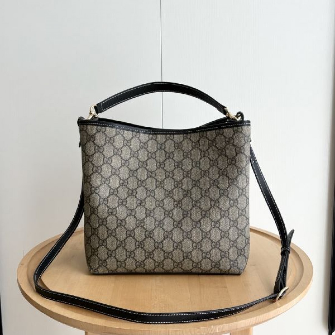GG柄バッグ コンパクト大容量 バイカラー展開 GUCCI グッチ コピー バッグ 軽やかに持てる 大人カジュアル注目デザイン
