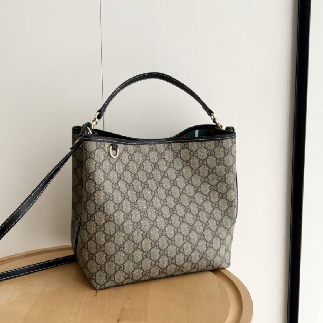 GG柄バッグ コンパクト大容量 バイカラー展開 GUCCI グッチ コピー バッグ 軽やかに持てる 大人カジュアル注目デザイン