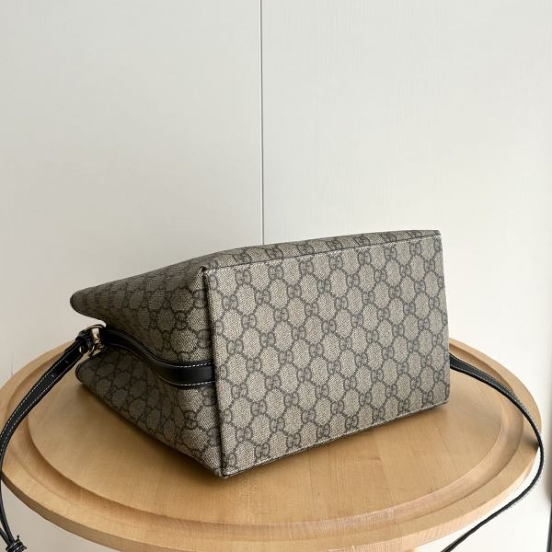 GG柄バッグ コンパクト大容量 バイカラー展開 GUCCI グッチ コピー バッグ 軽やかに持てる 大人カジュアル注目デザイン