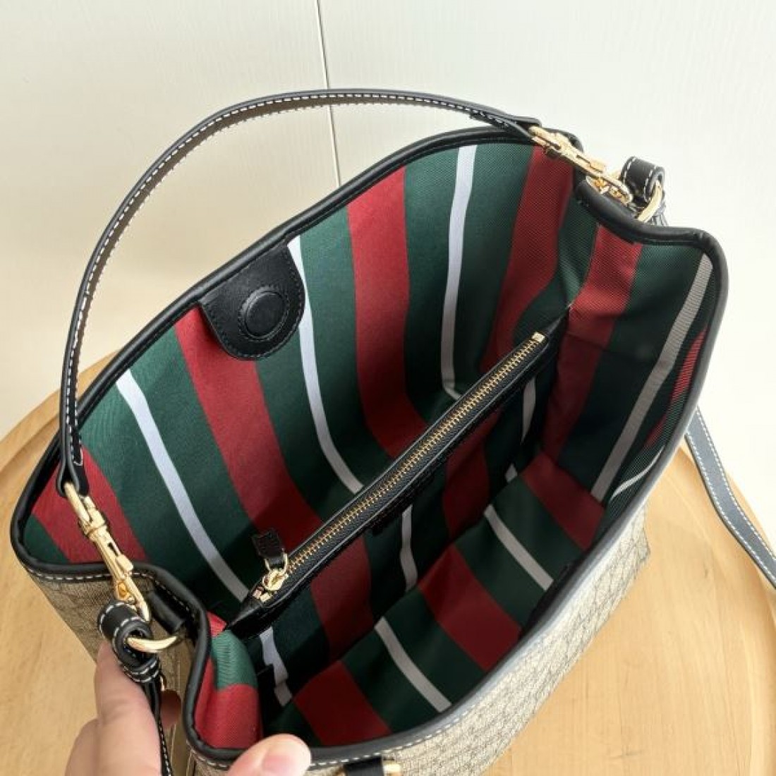 GG柄バッグ コンパクト大容量 バイカラー展開 GUCCI グッチ コピー バッグ 軽やかに持てる 大人カジュアル注目デザイン