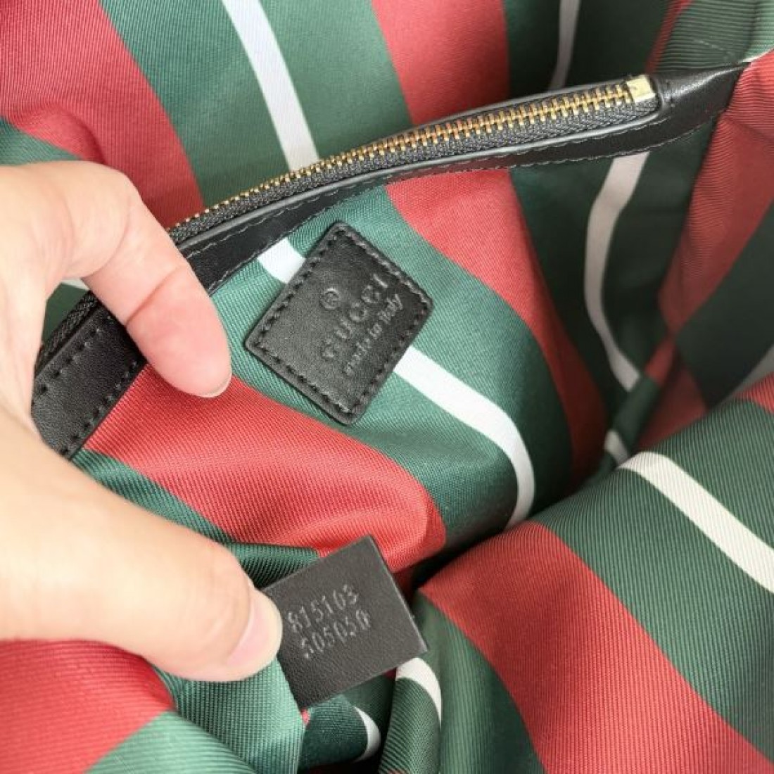 GG柄バッグ コンパクト大容量 バイカラー展開 GUCCI グッチ コピー バッグ 軽やかに持てる 大人カジュアル注目デザイン