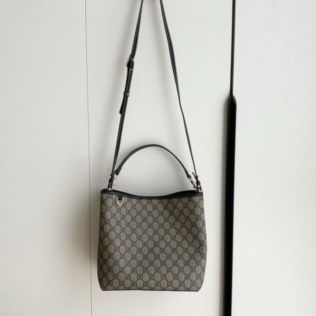 GG柄バッグ コンパクト大容量 バイカラー展開 GUCCI グッチ コピー バッグ 軽やかに持てる 大人カジュアル注目デザイン