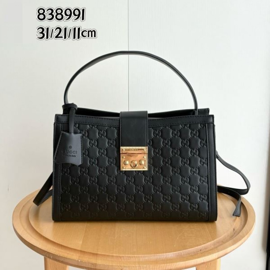 レザーバッグ 31cmサイズ スクエアフォルム 型押しGG柄 GUCCI グッチ コピー バッグ 収納しやすい 大人カジュアル