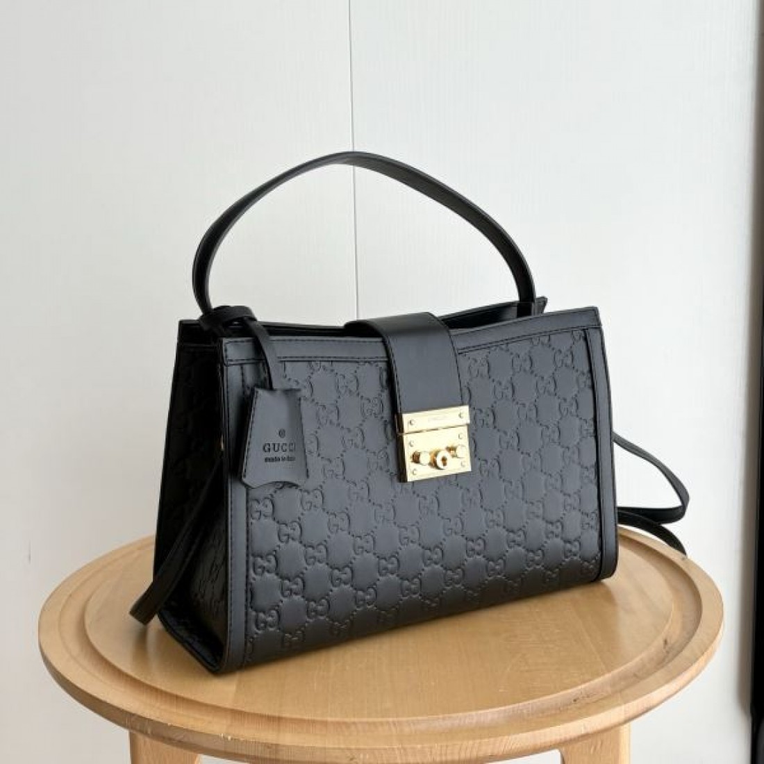 レザーバッグ 31cmサイズ スクエアフォルム 型押しGG柄 GUCCI グッチ コピー バッグ 収納しやすい 大人カジュアル