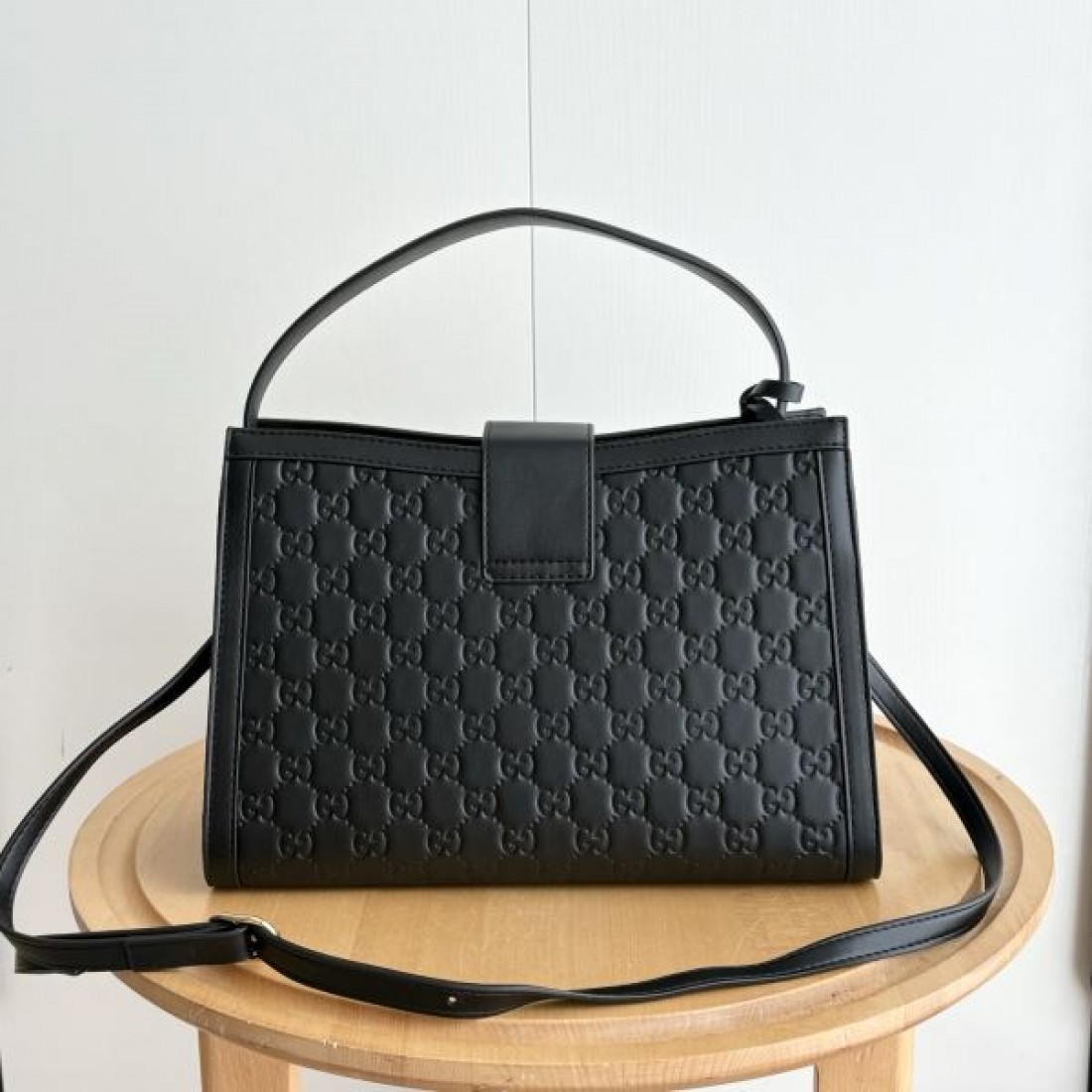 レザーバッグ 31cmサイズ スクエアフォルム 型押しGG柄 GUCCI グッチ コピー バッグ 収納しやすい 大人カジュアル