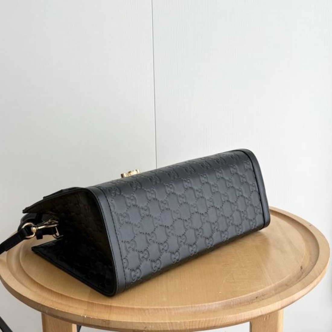 レザーバッグ 31cmサイズ スクエアフォルム 型押しGG柄 GUCCI グッチ コピー バッグ 収納しやすい 大人カジュアル