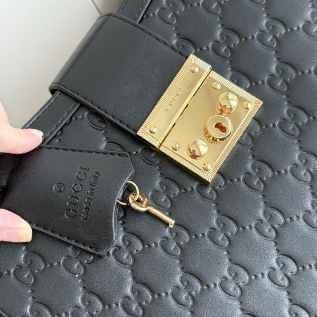 レザーバッグ 31cmサイズ スクエアフォルム 型押しGG柄 GUCCI グッチ コピー バッグ 収納しやすい 大人カジュアル