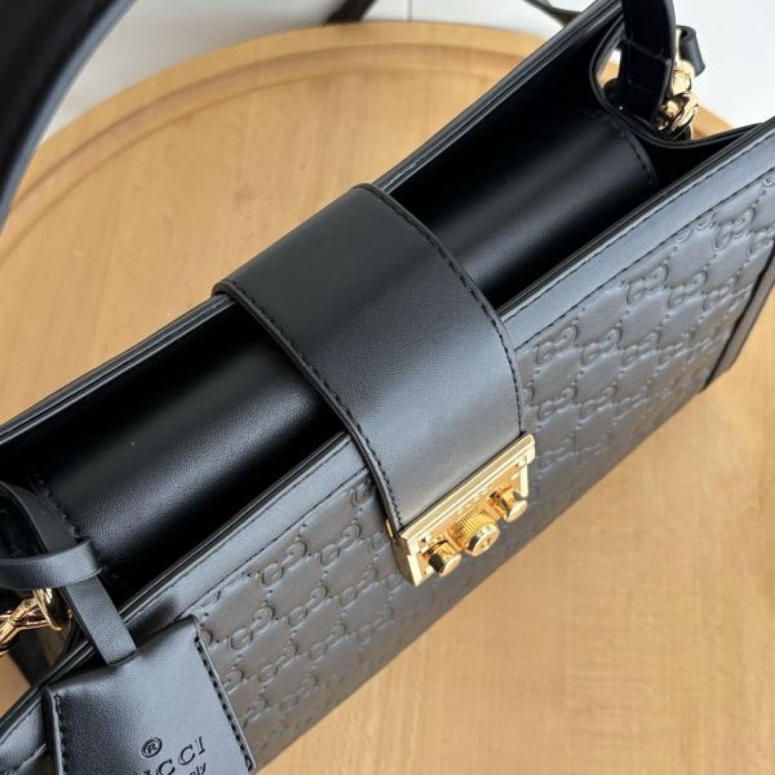 レザーバッグ 31cmサイズ スクエアフォルム 型押しGG柄 GUCCI グッチ コピー バッグ 収納しやすい 大人カジュアル