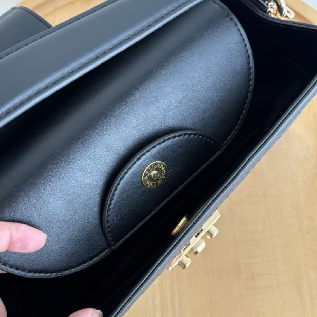 レザーバッグ 31cmサイズ スクエアフォルム 型押しGG柄 GUCCI グッチ コピー バッグ 収納しやすい 大人カジュアル