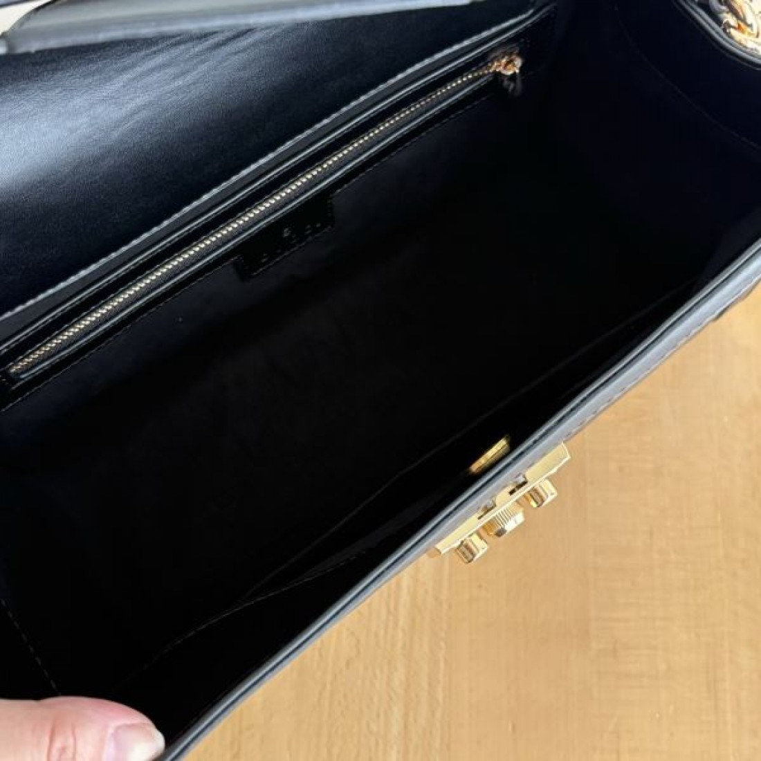 レザーバッグ 31cmサイズ スクエアフォルム 型押しGG柄 GUCCI グッチ コピー バッグ 収納しやすい 大人カジュアル