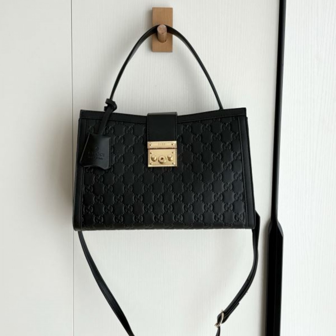 レザーバッグ 31cmサイズ スクエアフォルム 型押しGG柄 GUCCI グッチ コピー バッグ 収納しやすい 大人カジュアル