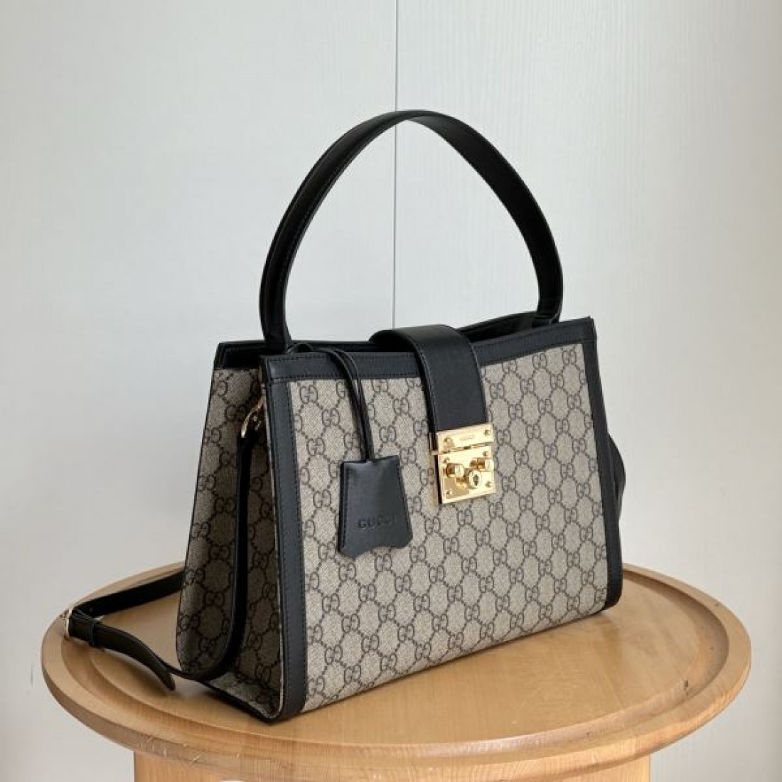 GGキャンバス ハンドバッグ 2026新作 ゴールド金具 GUCCI グッチ コピー バッグ 2WAY対応 きちんと感ある通勤おしゃれ