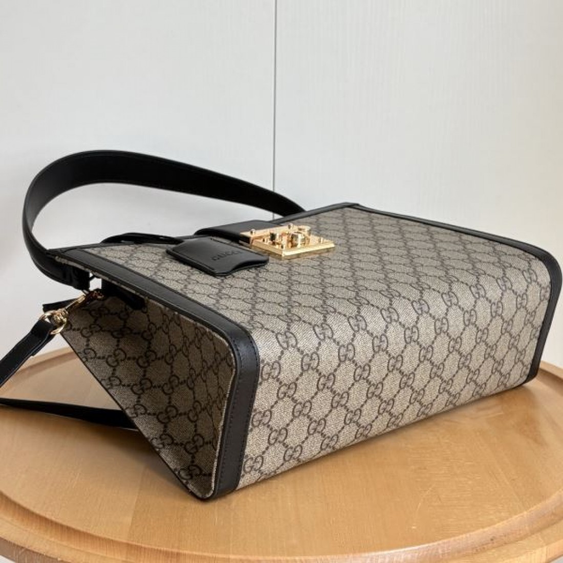 GGキャンバス ハンドバッグ 2026新作 ゴールド金具 GUCCI グッチ コピー バッグ 2WAY対応 きちんと感ある通勤おしゃれ
