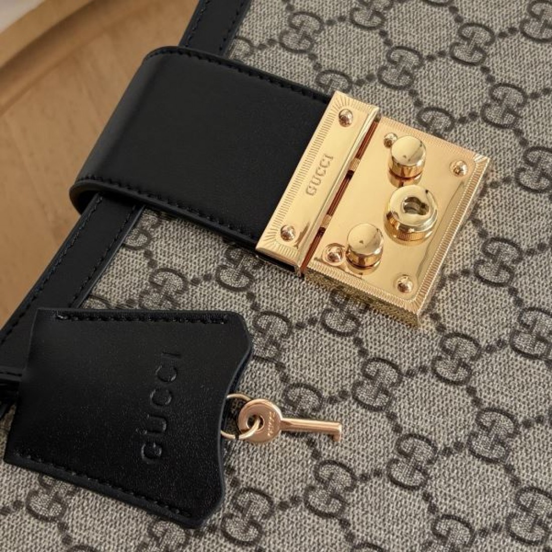 GGキャンバス ハンドバッグ 2026新作 ゴールド金具 GUCCI グッチ コピー バッグ 2WAY対応 きちんと感ある通勤おしゃれ
