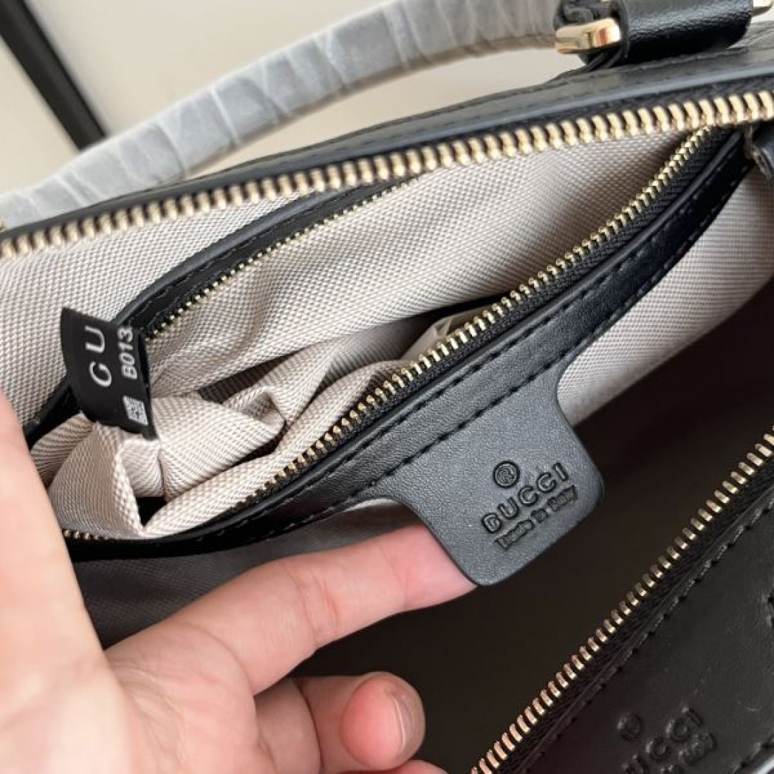 2WAYハンドバッグ ラウンドフォルム 大容量収納 GUCCI グッチ コピー バッグ ユニセックス対応 高見えカジュアル人気モデル