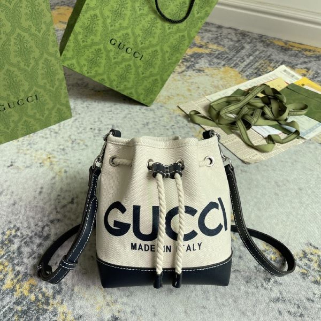 2026新作 バケットバッグ キャンバスロゴ ドローストリング仕様 GUCCI グッチ コピー バッグ 軽やかに持てる都会派ショルダー