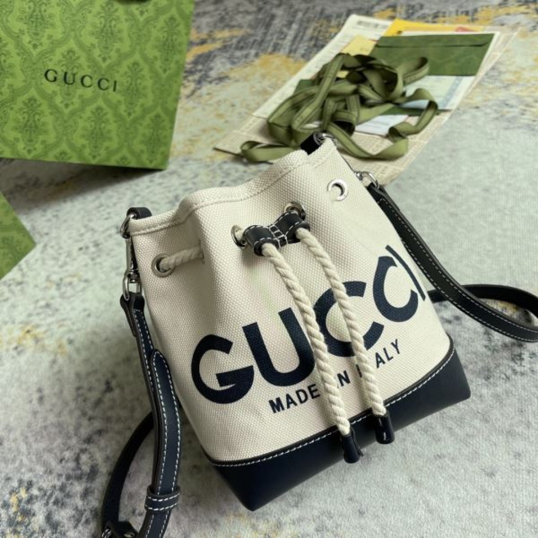 2026新作 バケットバッグ キャンバスロゴ ドローストリング仕様 GUCCI グッチ コピー バッグ 軽やかに持てる都会派ショルダー