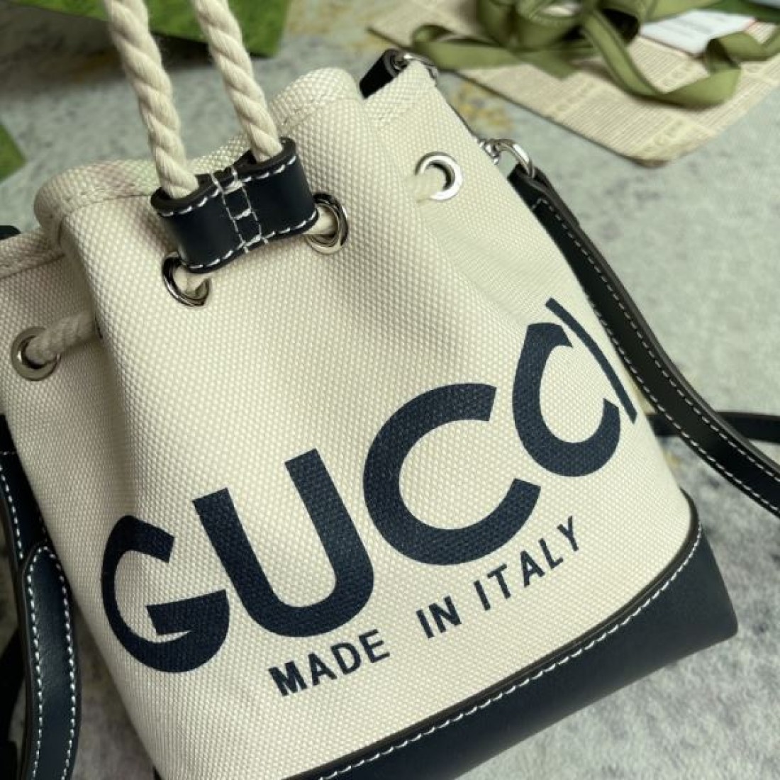 2026新作 バケットバッグ キャンバスロゴ ドローストリング仕様 GUCCI グッチ コピー バッグ 軽やかに持てる都会派ショルダー