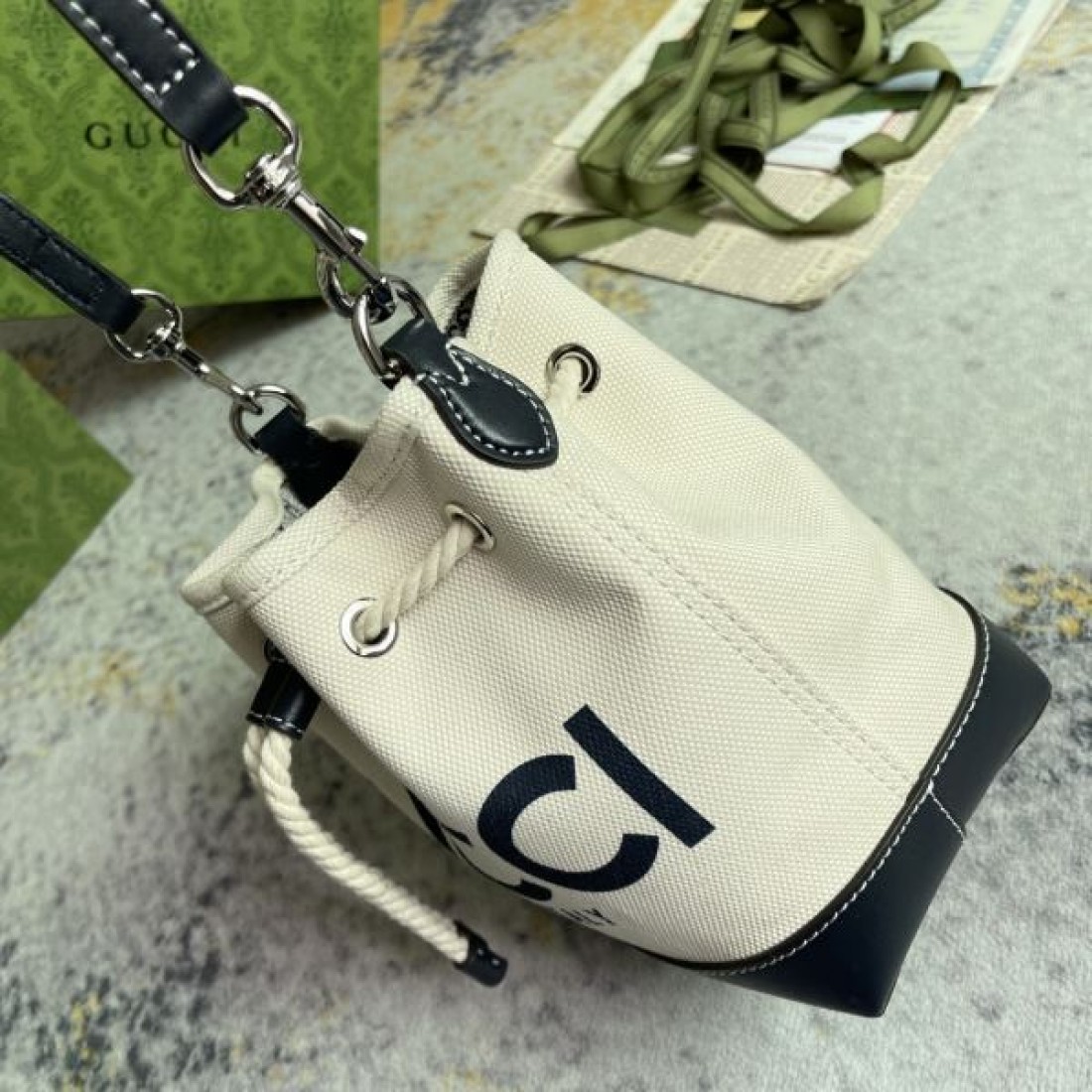 2026新作 バケットバッグ キャンバスロゴ ドローストリング仕様 GUCCI グッチ コピー バッグ 軽やかに持てる都会派ショルダー