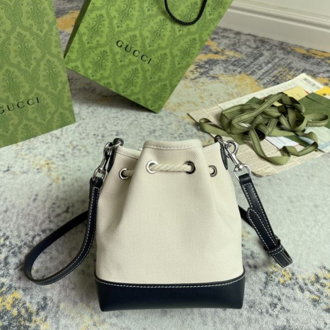 2026新作 バケットバッグ キャンバスロゴ ドローストリング仕様 GUCCI グッチ コピー バッグ 軽やかに持てる都会派ショルダー