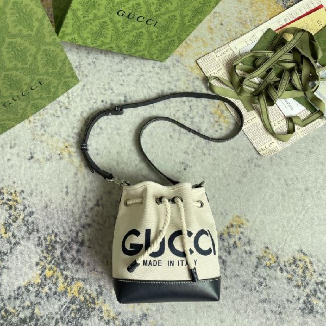 2026新作 バケットバッグ キャンバスロゴ ドローストリング仕様 GUCCI グッチ コピー バッグ 軽やかに持てる都会派ショルダー
