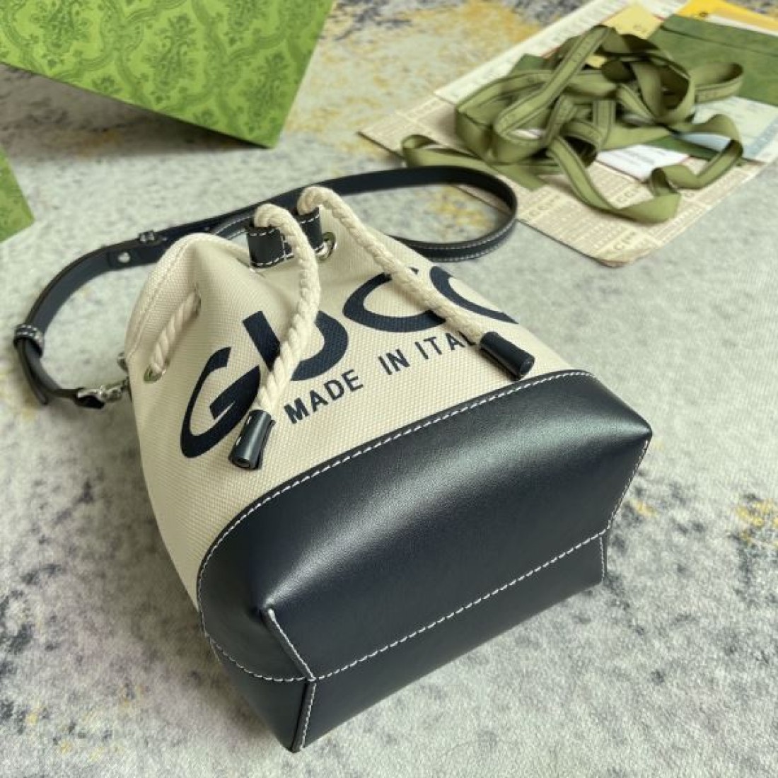 2026新作 バケットバッグ キャンバスロゴ ドローストリング仕様 GUCCI グッチ コピー バッグ 軽やかに持てる都会派ショルダー