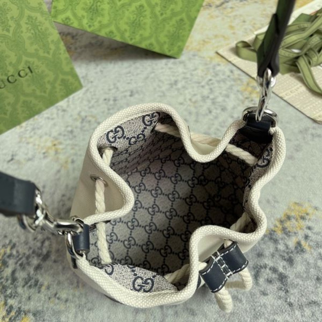 2026新作 バケットバッグ キャンバスロゴ ドローストリング仕様 GUCCI グッチ コピー バッグ 軽やかに持てる都会派ショルダー