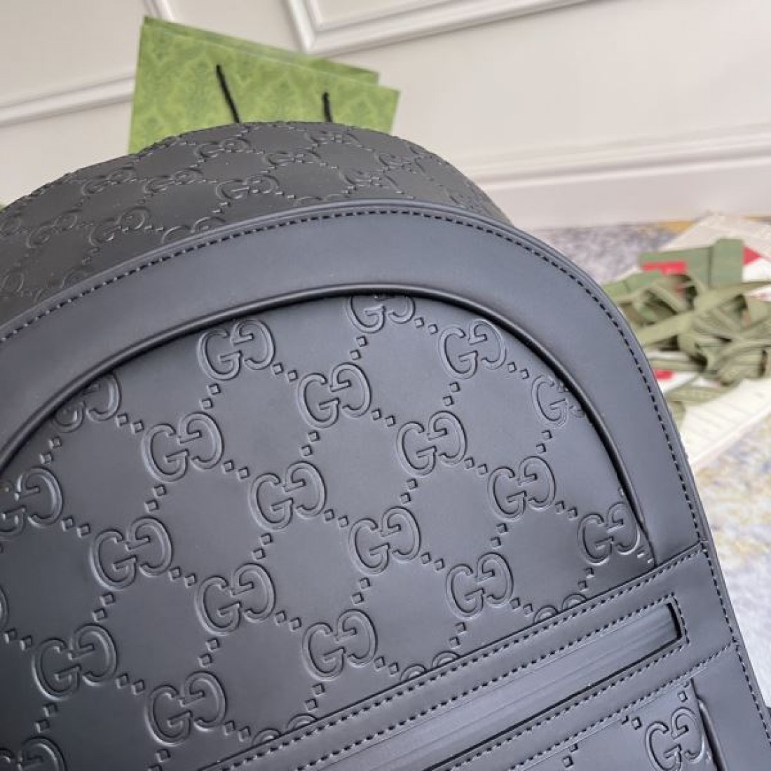 GGエンボス 2026新作 ブラックレザー調 フロント収納 GUCCI グッチ コピー リュック 通勤旅行にも映える上質デザイン