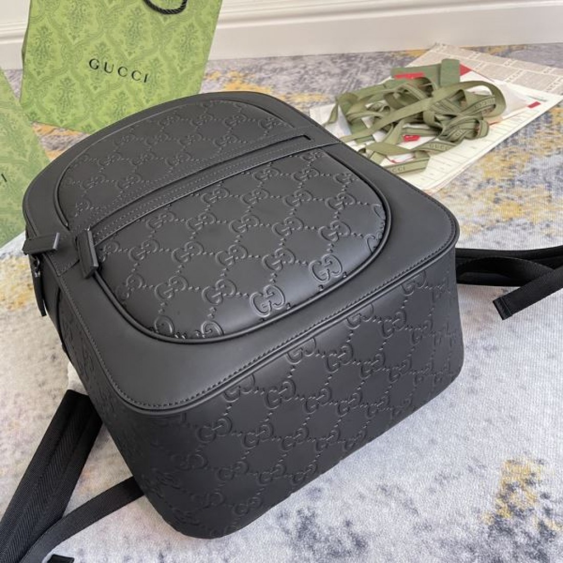 GGエンボス 2026新作 ブラックレザー調 フロント収納 GUCCI グッチ コピー リュック 通勤旅行にも映える上質デザイン
