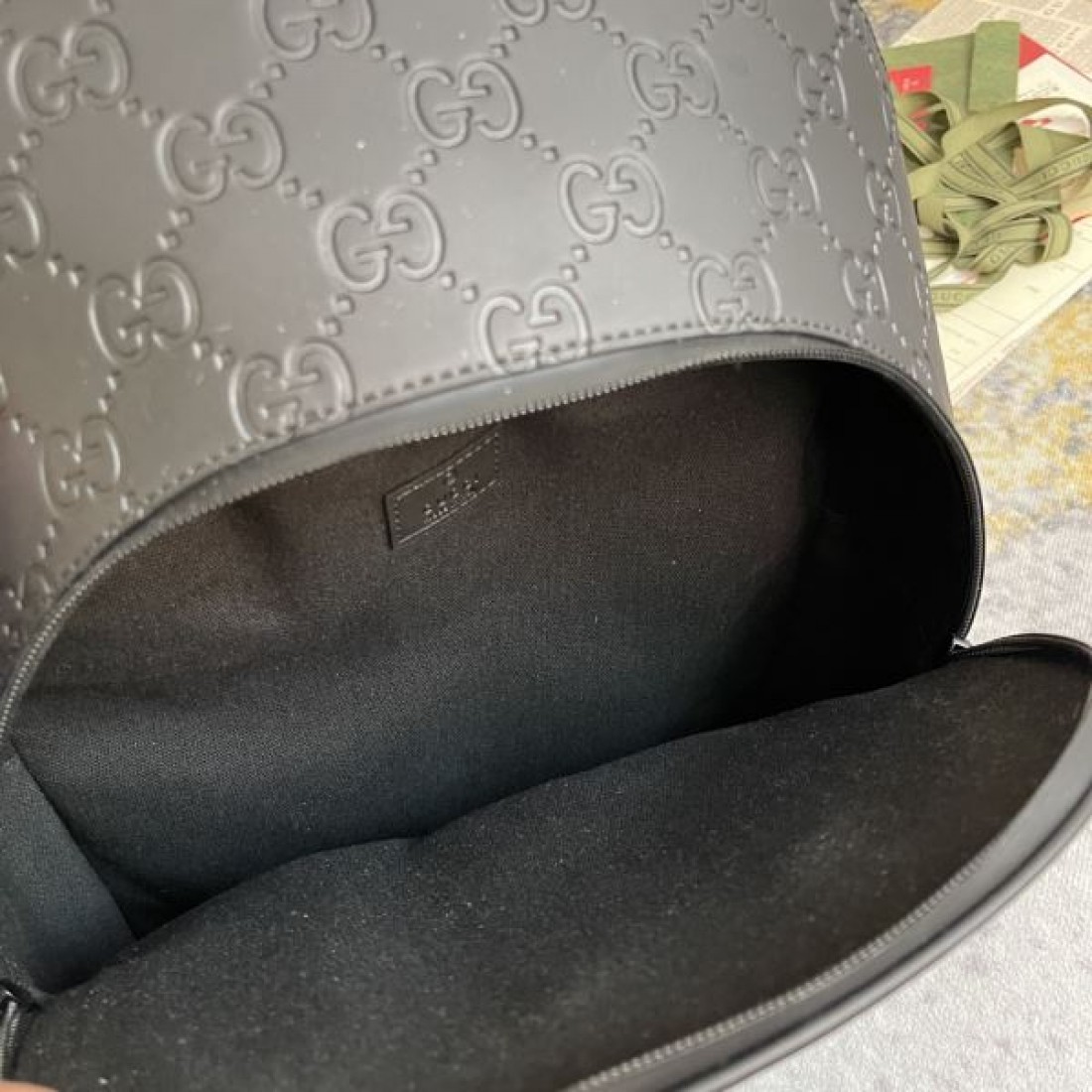GGエンボス 2026新作 ブラックレザー調 フロント収納 GUCCI グッチ コピー リュック 通勤旅行にも映える上質デザイン