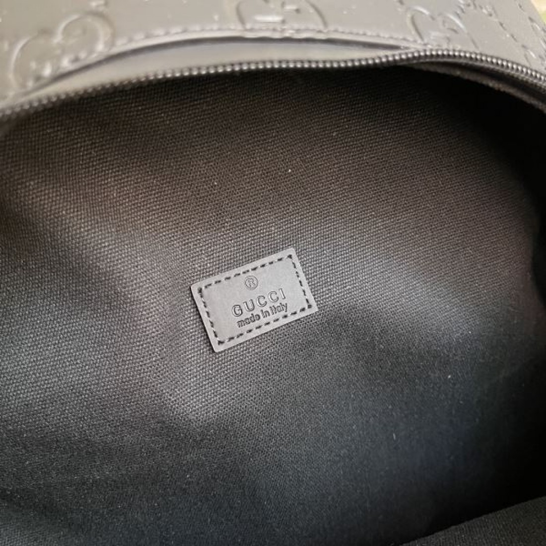 GGエンボス 2026新作 ブラックレザー調 フロント収納 GUCCI グッチ コピー リュック 通勤旅行にも映える上質デザイン