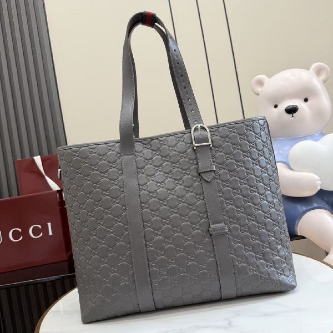 ショルダートートバッグ ワイドストラップ付き 高見えデザイン GUCCI グッチ コピー トートバッグ デイリー活躍 注目度アップ